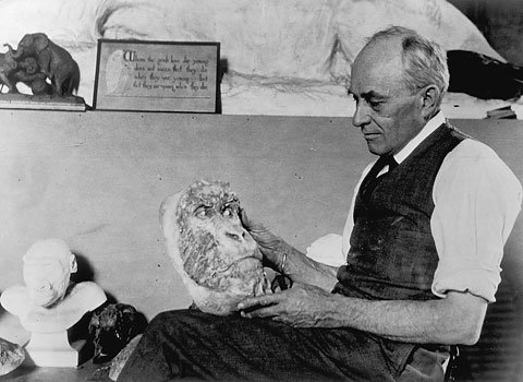 Akeley | Carl Akeley tenant dans ses mains le
masque mortuaire du géant de Kirisimbi
1923