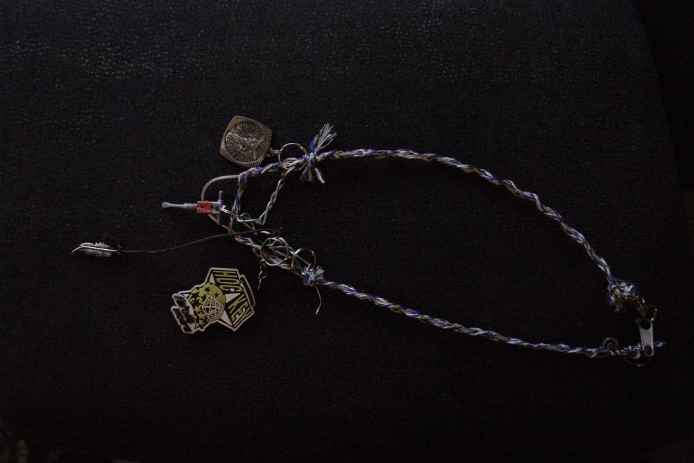 Assemblage d'objets trouvés, en collier | Collier Amulette (fil, câble électrique, médaille, plastique, porte clé, chaîne...) - 2020