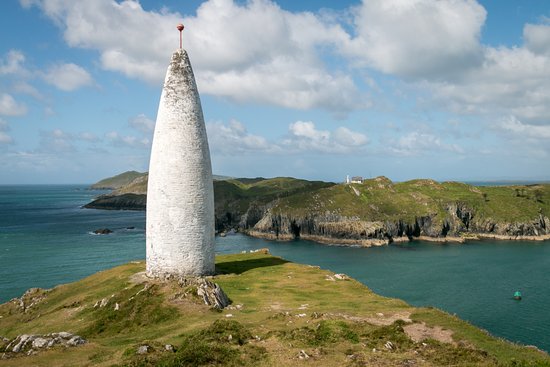 Balise de Baltimore Beacon | La balise fut construite sur l’ordre du gouvernement britannique suite aux Rébellions de 1798. Elle faisait partie d’une série plus vaste de balises qui ont été clairesemées le long de la côte irlandaise. Ce système plutôt efficace, a ainsi permit aux britanniques de surveiller l’océan et de parer à d’éventuelles attaques.
La balise est localement surnommée la « Lot’s Wife » ou « Femme de Sel » en hommage à un épisode de la Bible où une femme fut transformée en pilier de sel.