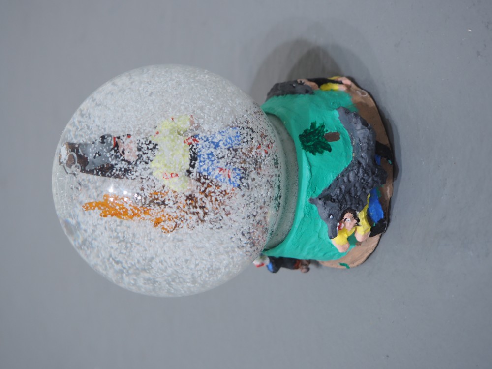 Boule à neige | Ludovic Hadjeras, Boule à neige (souvenir d'Amange), résine époxy, peinture acrylique, verre, polystyrène, eau, flammes Lego