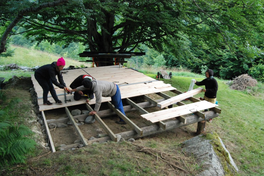 Breakfast club - Pyrénées 2014 | Création d'une plateforme en bois pour activités multiples dans les pyrénées  lors d'une Nomadic Residency avec le Breakfast Club 