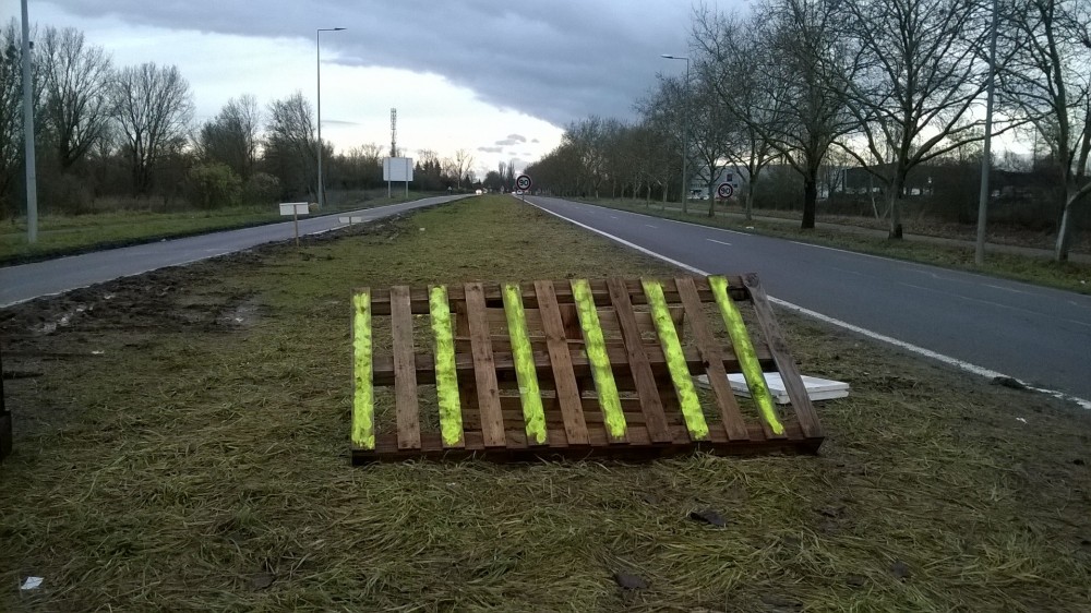 CARNETS INSITUÉS: Suspended Spaces 0.4 | Ce carnet s'inscrit dans une série de micro-récits récoltés et soulevés en images sur des sites vacants réinvestis et occupés de manière autonome ou informelle.
Ce travail est initié par Cynthia Montier.
Ce carnet reprend sous la forme de micro-publications l'idée de cartes postales, de mémoire vagabonde et clandestine en circulation directe, instantanée dans un premier temps via la plateforme Archipel, puis transitée sur Instagram; Elle sera imprimée et éditée dans un deuxième temps sous la forme de petites éditions nomades et volatiles à faire voyager, cette fois-ci à partir d’objets photographiés en fragments et sélectionnés par les habitants de la zone occupée.
Intervention sur le site du rond point à la sortie de l'A4, dans la commune d’Ennery (57).
&quot;Situation relevée lors d’une promenade opportune dans la commune d’Ennery. Un matin de réveillon, j'aperçois au loin un feu de foyer s'échapper de barricades édifiées, là où se déploie comme une parade lumineuse et typographique, mêlant en jeux ponctués feux de signalisations et façades de camions embouteillés. Je décide de me rendre sur le site. J’atterris alors sur le rond point principal d'un carrefour situé à la sortie de l'autoroute A4, investi par des manifestants du mouvement gilet jaunes. La rencontre occasionne de furtifs échanges informels, suivie d'une visite courtoise de la zone échafaudée.
Les manifestants en fête avaient alors aménagé une sorte de zone récréative pour l'occasion, entre aire de repos et aire de transit, associant alors la résistance au plaisir.
Les itinérants routiers de passages se voient alors contraints de s'arrêter au carrefour barré pour partager chocolat chaud et sablés de Noël confectionnés par les occupants, ou faire un tour au marché de Noël &quot;Gilets Jaunes&quot;.
La créativité avec laquelle est initiée cette enthousiaste fortification s'établit d'avantage comme un portail que comme un mur, initiant des temps de rencontres autonomes et fortuits à l'épicentre de nos échangeurs.
À partir de combinaisons et d'assemblages inventifs, grâce à la force de l'imaginaire et à une économie du don, les habitants et riverains locaux se branchent aux groupe pour alimenter leur terre-plein de leurs encombrants en guise de terreau fertile.
Ce périmètre suspendu véhicule l'ambition d'un chantier inédit en constante transition et reconstruction, échappant ainsi à la fixité et à l'immuabilité des positionnements économiques qu'ils s'attachent à débâtir. Cet habitat entropique est promis aux lois de la circulation et du libre-échange, en installant ses fondations temporaires à la lisière de périphéries vivantes et en intersection d'agglomérations interférées. L'emplacement hétérogène composant ainsi librement avec l'obsolescence de ses circonférences, installations temporaires  et signalétiques passagères, événements et occasions routières&quot;