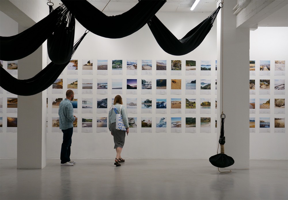 Ce qui pousse sur la baleine, demeure. | Vue de l'exposition Ce qui pousse sur la baleine demeure
Exposition de Vincent Chevillon
Galerie Octave Cowbell, Metz
Juin-septembre 2025