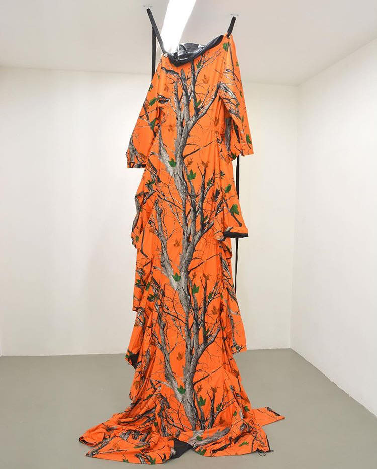 Chien-loup | Émilie Brout et Maxime Marion, Chien-loup, 2017
Sewed camouflage hunting jackets, straps, 380 x 80 x 30 cm