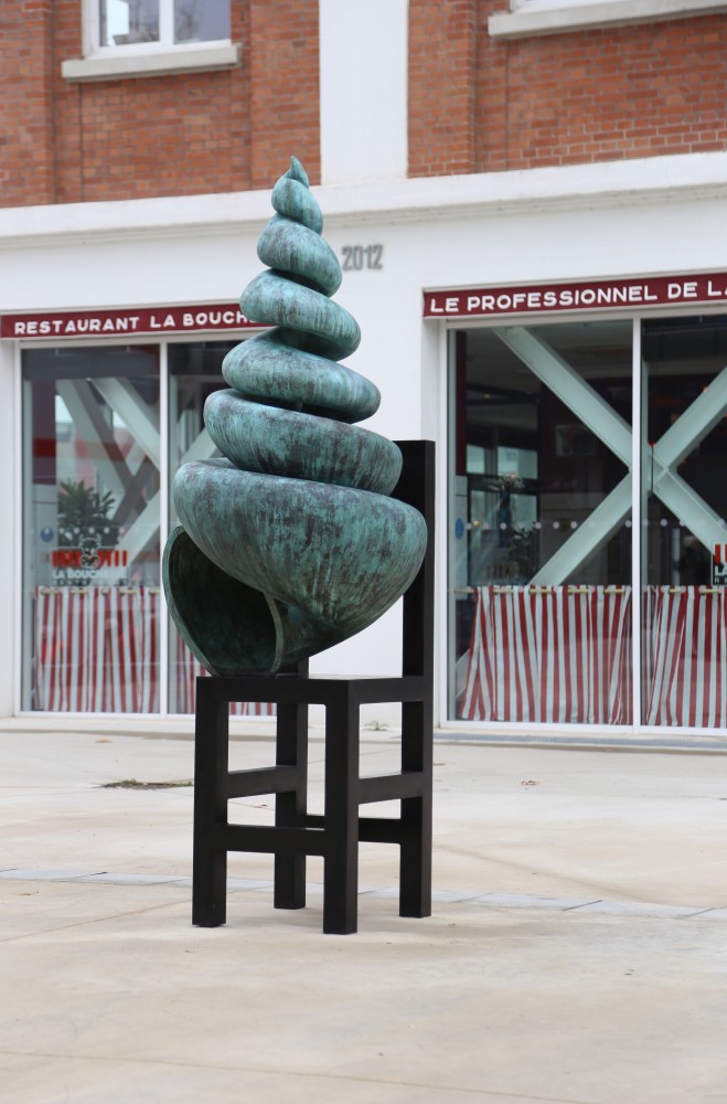 Commémoration | Intermède
Vincent Chevillon
3 éléments (2 chaises + une coquille)
coquille + chaise
246 x 93 x 92 cm
petite chaise
72 x  29 cm
distance entre les deux chaises = 10 m
Bronze,
2017