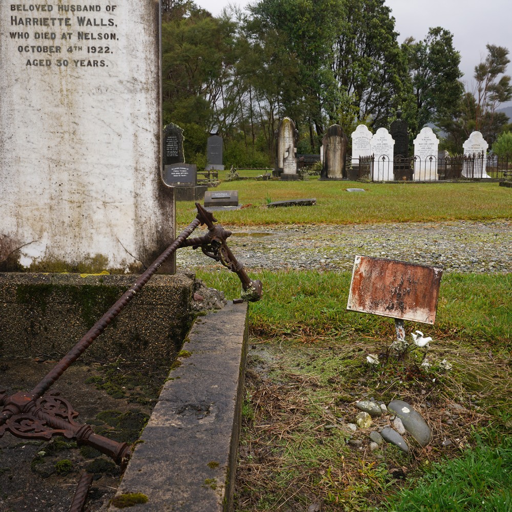 Dall's grave | Vincent Chevillon
Dall's grave