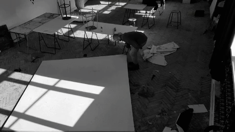 expérience de pliage de toile en boucle | ici je simule le travail effectué avec la toile, une fois apprêtée.
l'ouverture et la fermeture consécutives font respirer la toile, c'est à dire qu'il y a un battement de la toile dans l'air.
ce mouvement sapproche de ce que dit Gaston Bachelard dans l'intuition de l'instant. sur les va et viens que fait l'esprit pour generer l'instant.