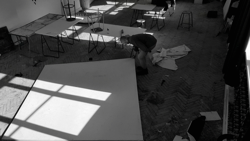 expérience de pliage de toile | ici on cache l'intérieur de la toile
on marque une nouvelle fois un pli en sa diagonale
je dois gravir un sommet de la toile pour devaler jusqu'au bord du cadre
celà me rappelle une posture de protection , l'on cache l'organe de la toile