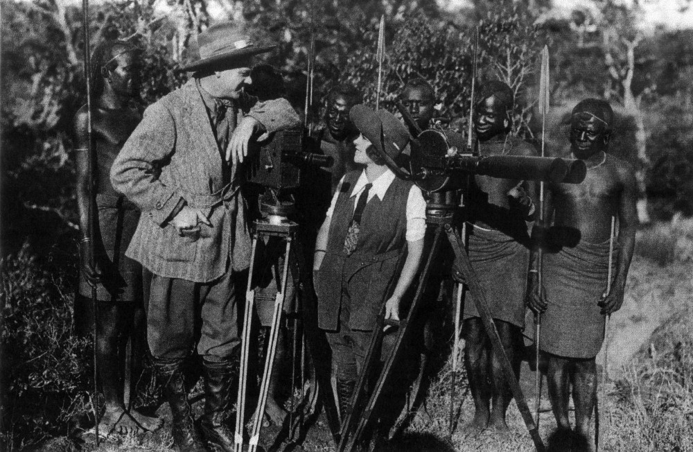 From Paradise | Martin et Osa Johnson
avec leur camera Akeley filmant au lac Paradis,
1923