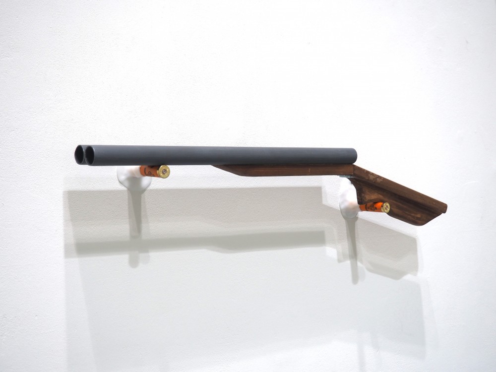 Fusil de Mme Langlois | Ludovic Hadjeras, Fusil de Madame Langlois, PVC, bois, cartouches à grenailles calibre 12