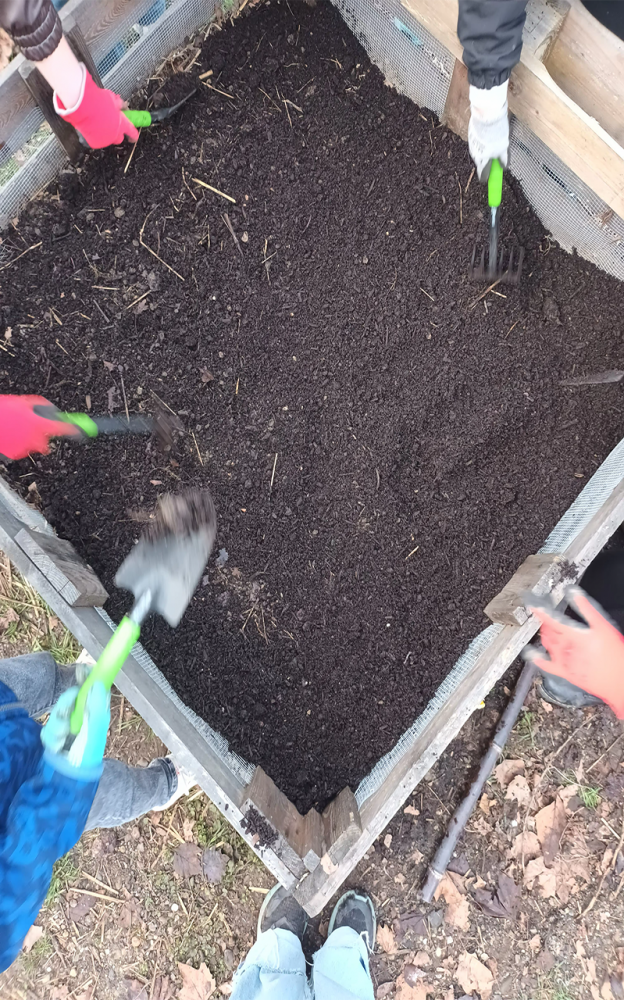 Gestes#1 | Photographie montrant l'étalage de la terre dans les bacs, Vendredi 6 mars