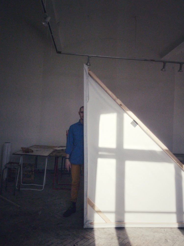 image d'une toile pliable et de ma situation par rapport à elle bis | dans cette image je partage avec la toile 50% de mon espace de représentation. la toile dévoile l’arrière de son châssis, et j'offre à voir seulement la moitié de ce que laisse paraître la toile, de moi.
la toile tient toute seule, elle est un vêtement que je ne porte pas, [photo de nu avec la toile?]