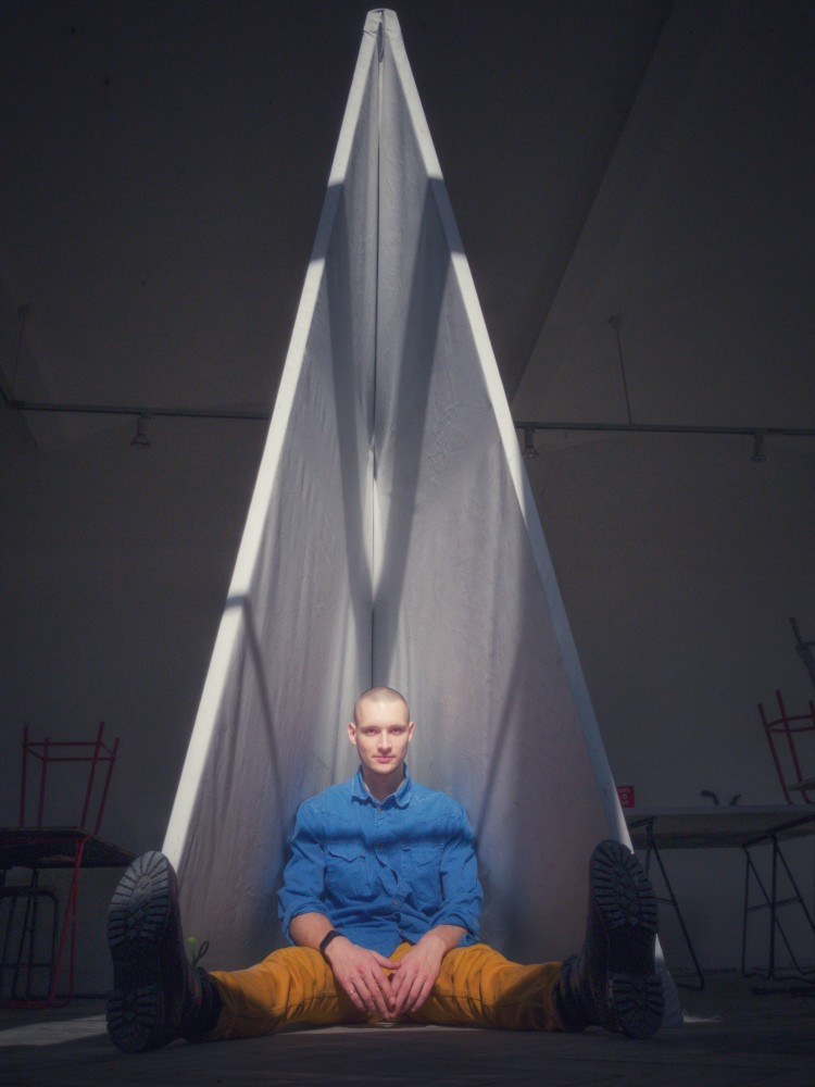 image d'une toile pliable et de ma situation par rapport à elle | la toile offre une fonction d'habitat
elle concrétise presque une composition pyramidale dans l'image
partant de ce fait, je suis donc en bas de la pyramide que devient ma production.
