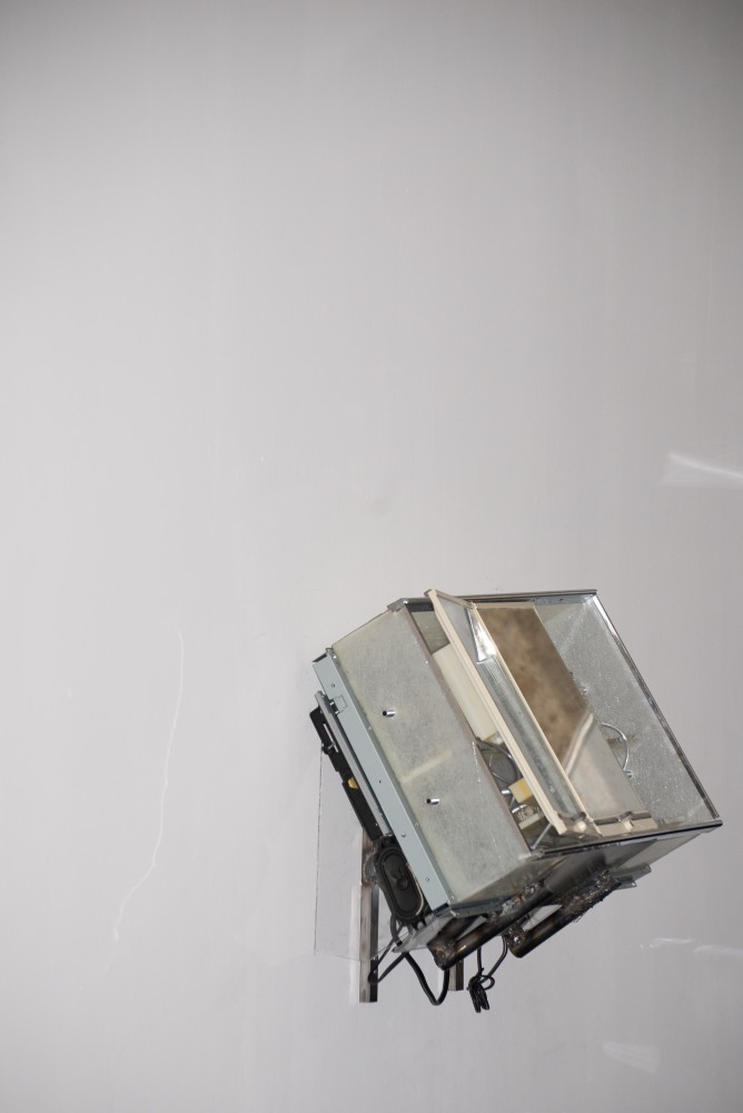 k*raut.bolid*willkommen | KRAUT.BOLIDWILLKOMMEN
Vues d'exposition : Toute sortie est définitive, Espace Multimédia Gantner, Bourogne, 2023, collectif No Name, direction Clotilde Viannay et Alain Della Negra
installation modulaire, dimensions variables, armoire à pharmacie 50% contrefaite, boucle-tempête-vidéo, néons 4000k, platine vinyle et disque collectif, chaînes de sommier, fossiles et vaisseaux en résine, larmes artificielles, fleurs séchées.
Alexis Puget, 2023
Photo : François Xavier Szumski