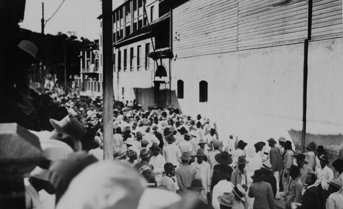 La marche de la faim | Isambert Veille, Journée du 11 février 1935. Le maire, Victor Sévère, essaie de calmer les grévistes aux abords du cercle de Fort-de-France, 1935