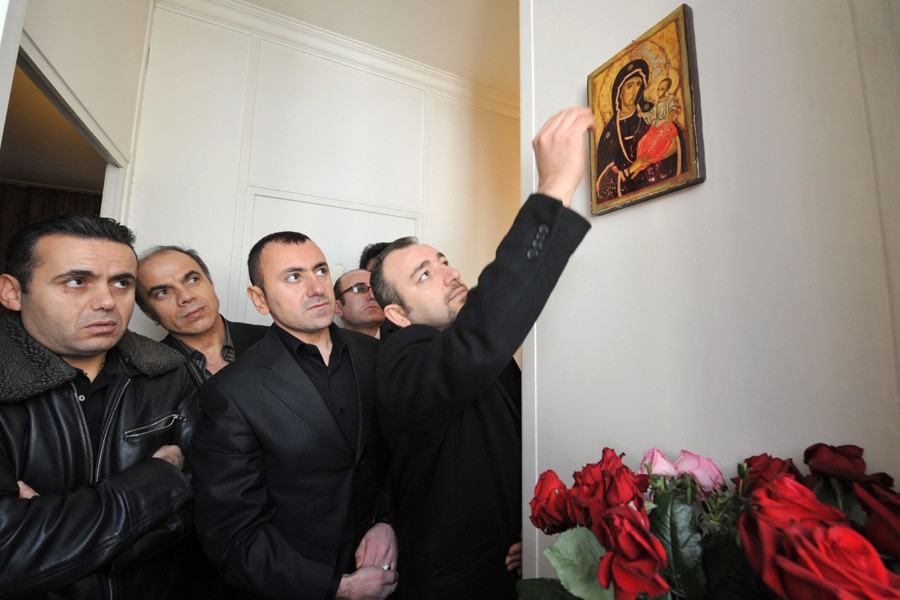 La vierge pleure à Chypre - larmes d'huile | 