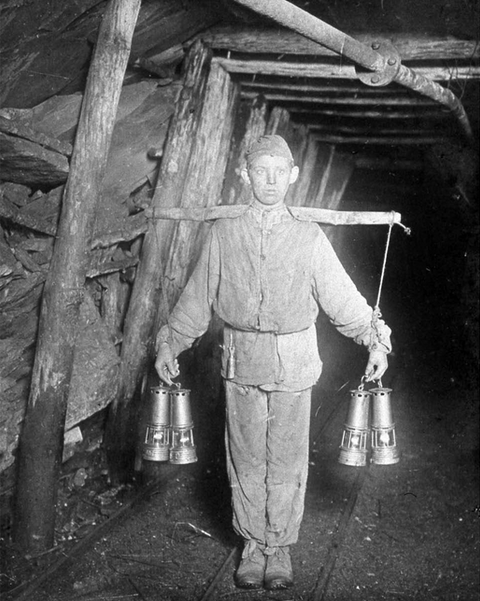 Le porteur de lampes | Photo du fond des mines de Carvin : Le porteur de lampes, 1902