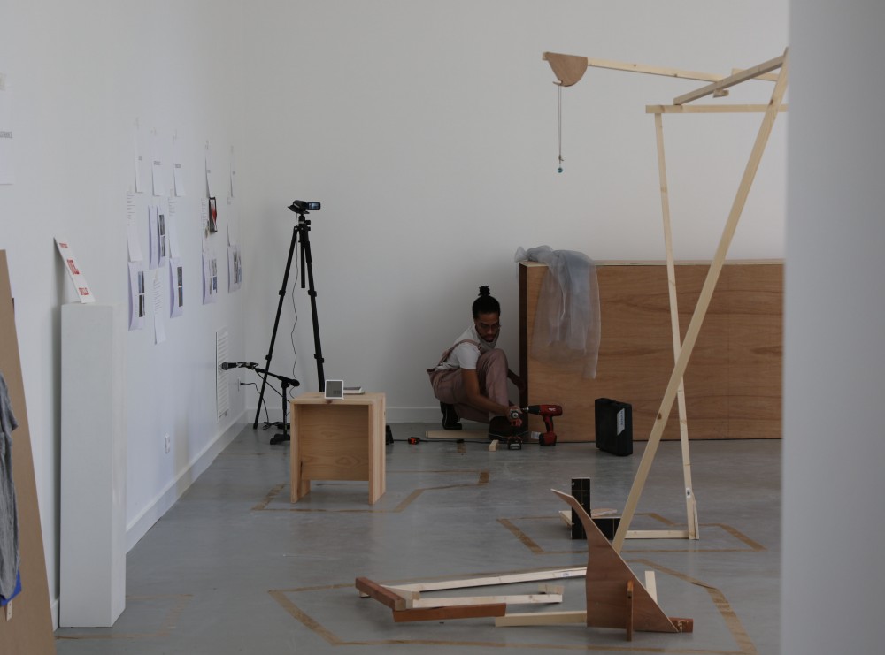 Meriem Chabani @ LA BOX _ENSA Bourges, 2018 (2|2) | https://www.ensa-bourges.fr/index.php/fr/la-box/2016-2017/la-box-programmation-archives/346-box-programmation-2019-2020/7113-new-south-meriem-chabani-maya-nemeta
(photo du Workshop, avec Anthony Bijou, étudiant de l'ENSA _Bourges)