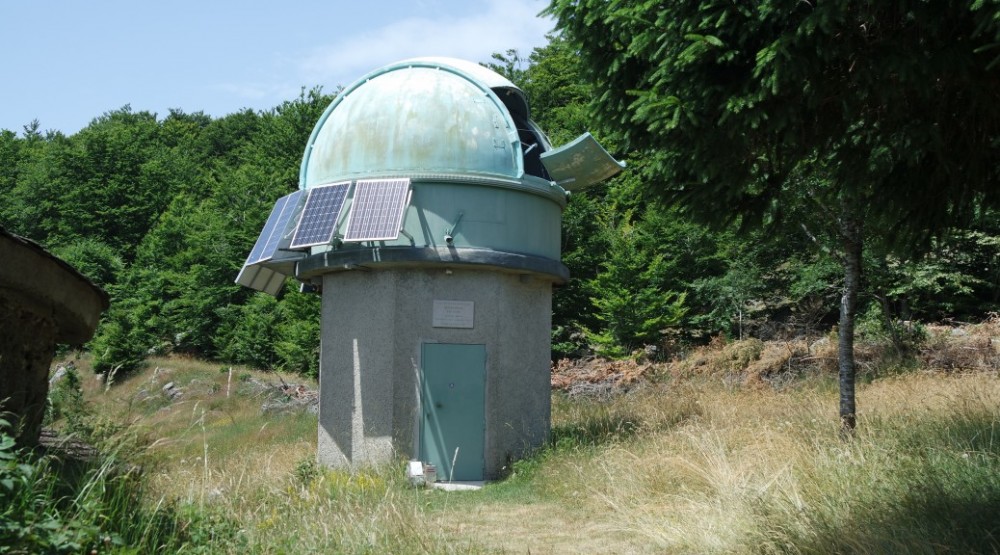 Observatoire des Pises en Cévennes | L'observatoire des Pises est un observatoire astronomique créé par la Société astronomique de Montpellier et situé près du lac des Pises dans le Parc national des Cévennes, en France. Le Centre des planètes mineures le crédite de la découverte de 42 astéroïdes numérotés entre 1997 et 2009.