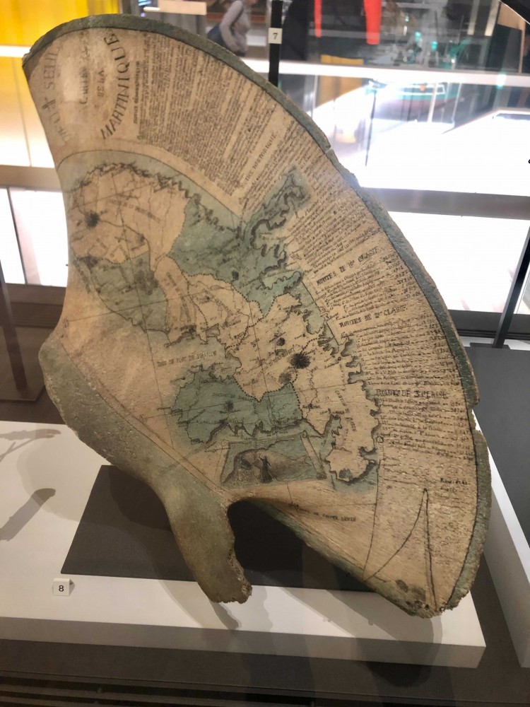 omoplate | Omoplate de cétacé décorée d'une carte de la Martinique
Os gravé et peint