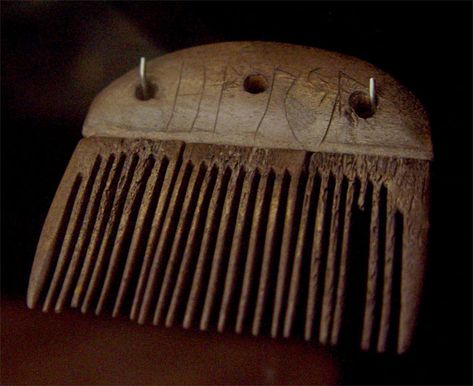 Peigne de Vimose - runes | Selon l'Edda poétique, un ensemble de poèmes islandais datant du XIIIe siècle, écrit en vieux norrois (ou vieil islandais), l'origine des Runes serait divine. En effet, l'invention, la découverte des Runes est attribuée à Odin. Non... pas le personnage de Marvel, bien que Stan Lee s'en soit évidement grandement inspiré, nous parlons ici du père des dieux de la mythologie nordique.
Divinité aux multiples talents, Odin est à la fois dieu de la victoire, de la mort mais aussi de la sagesse, de la poésie et de la magie. C'est surtout un dieu prêt à tout pour obtenir ce qu'il veut.
Pour recevoir la sagesse, on dit qu'Odin a laissé en gage un de ses yeux. C’était la condition pour boire au Mimirsbrunn, la source de Mímir qui apportait intelligence et connaissance de ce qui est caché.
Et c'est au prix d'un autre sacrifice que le dieu obtint le secret des runes : Blessé par sa propre lance Gungnir, Odin se pend à Yggdrasil, le frêne axial du monde, durant neuf nuits, sans boire ni manger.