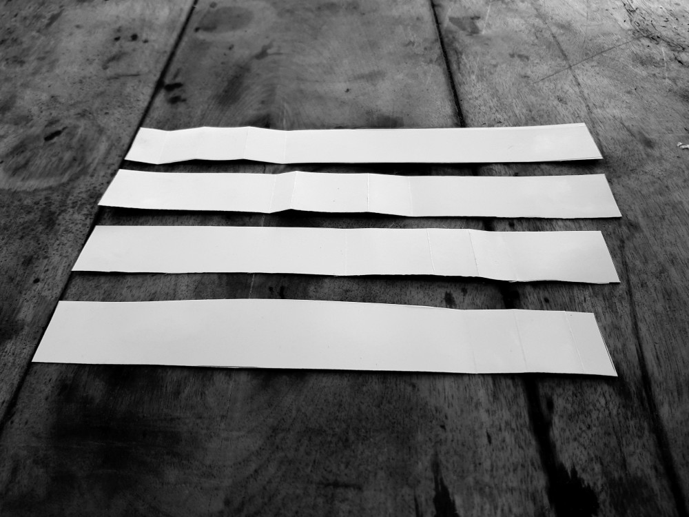 perspective d'une vague idée de la vie [expérimentation] après | une fois dépliées les bandes affichent des dimension différentes.
je schématise ici la démarche de revenir sur la durée passée, pour créer l'instant.
en conséquence on étend la longueur des bandes puisque s'ajoutent à notre vécu, l'instant, fiction consciente .