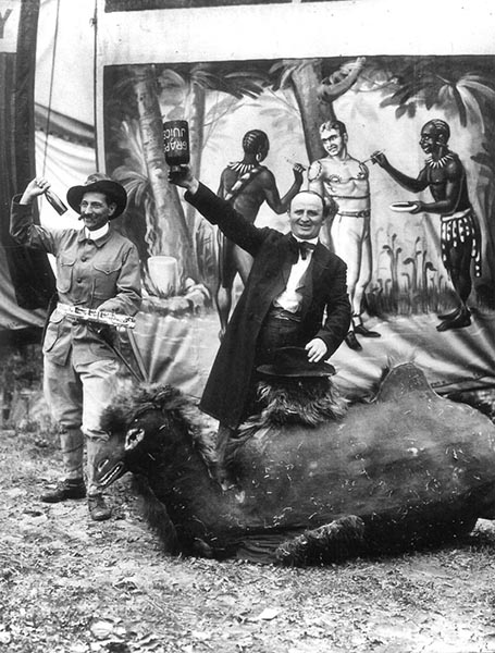 Photographie prise dans un sideshow | Anonyme. Etats Unis. Fin du XIX ème siècle. 7 X 7. Reproduction d'une plaque de verre. Collection particulière, Alan Govenar et Kaleta Doolin.