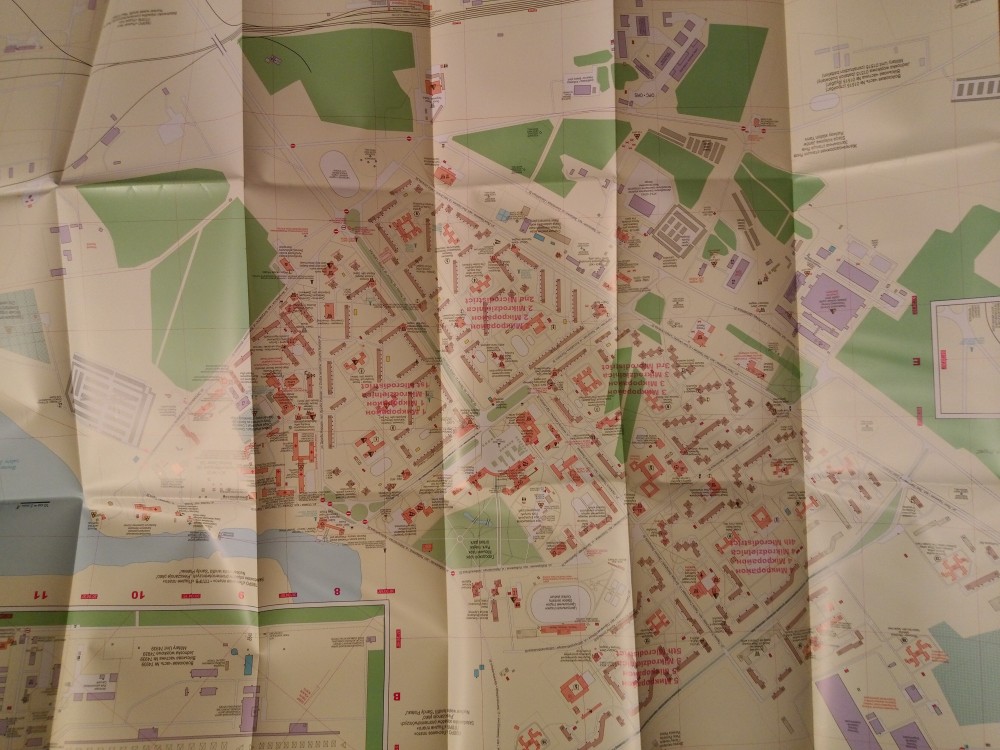 Plan de Prypjat | Prypiat
1986
Prypiat ou Pripiat (en ukrainien : Прип'ять ou en russe : Припять) est une ville fondée en 1970, en République socialiste soviétique d'Ukraine. Elle se trouve à 3 km de la centrale nucléaire de Tchernobyl et à une dizaine de kilomètres au nord de Tchernobyl. Elle est donc située dans la zone d'exclusion de 30 km mise en place autour de la centrale après la catastrophe nucléaire de 1986. Tout en conservant le statut de ville, elle est désormais une ville fantôme, inhabitée (selon les autorités ukrainiennes), tout comme les villages proches de Novochepelytchi, Kotcharivka et Kopatchi, situés à 7 km de Pripiat. La forte radioactivité ambiante empêche le repeuplement de la ville et les bâtiments dégagent une poussière toxique qui, potentiellement, peut irradier mortellement un homme en une semaine.
La ville tire son nom de celui de la rivière qui la traverse avant de rejoindre le Dniepr. Ce cours d'eau a été gravement contaminé lors de la catastrophe.