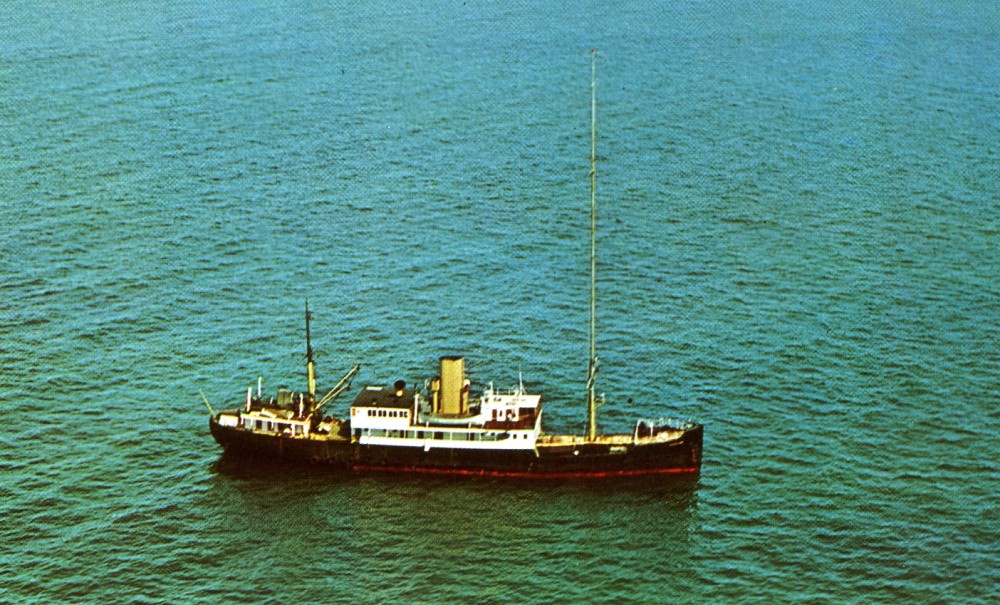 Radio Caroline | Radio Caroline est une radio britannique et anglophone connue pour avoir été, de 1964 à 1990, une radio pirate offshore, émettant depuis un bateau ancré dans les eaux internationales de la mer du Nord au large du Royaume-Uni. Elle retransmettait alors en continu, essentiellement des programmes de musique anglo-saxonne, sur diverses fréquences et depuis plusieurs bateaux. Aujourd'hui radio Caroline est basée à terre, diffusant ses programmes sur internet, sur le satellite et parfois sur la bande AM, depuis son troisième et dernier bateau radio, le Ross Revenge, à l'occasion d'émissions spéciales.