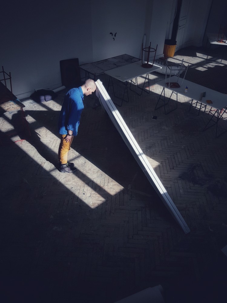 réfléchir avec | je devrais aller me coucher.
j'ai besoin de produire
la production c'est un moyen de s'accompagner de ce que l'on crée
à l'image d'un outils, une création réfléchit avec nous.
j'admirais les théoriciens car je pensais qu'ils étaient seuls sans création mais leurs écrits, sont au final des objets à part entière.