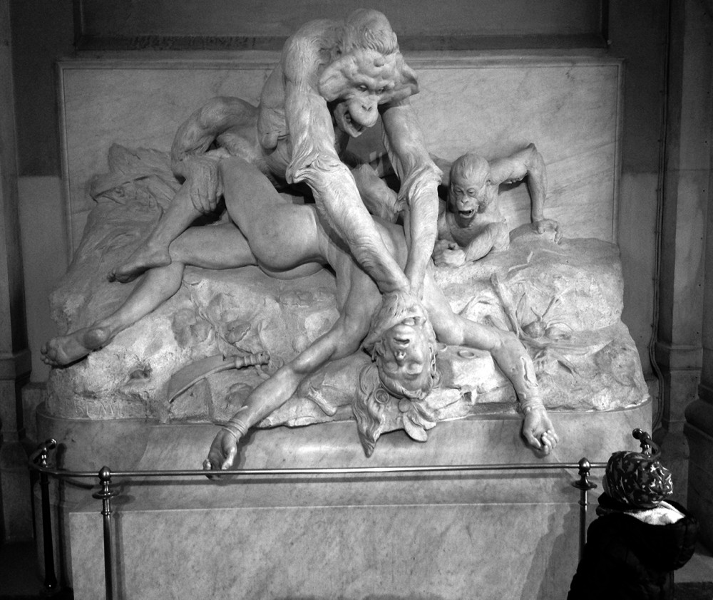 Sauvage (!?) | Orang-outan étranglant un Sauvage
de Bornéo
Emmanuel Frémiet,
Marbre,
1896
(Photographie Vincent Chevillon, 2018)