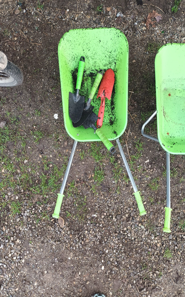 Outils de jardinage #1 | Des petites pelles dans des petites brouettes, Vendredi 6 mars 2026