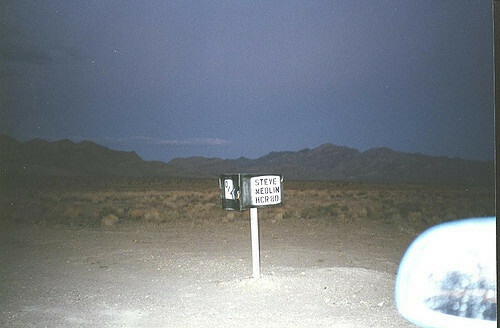 Steve Medlin's Black Mailbox in 1996 | https://fr.wikipedia.org/wiki/Nevada_State_Route_375