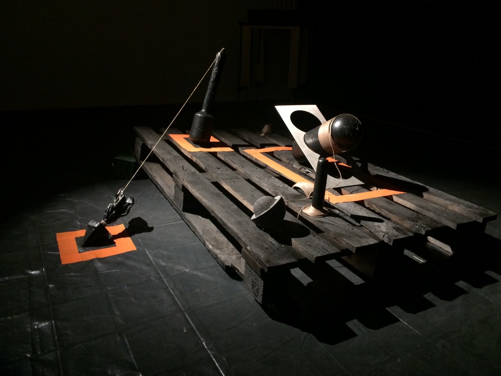 Stock 1 - Situation 8 | Installation dimension variables, objets divers, plastique, réceptions TSF à horaires fixes, présentée à l'occasion de l'exposition inaugurale de l'Atelier 18, Pont-Scorff.