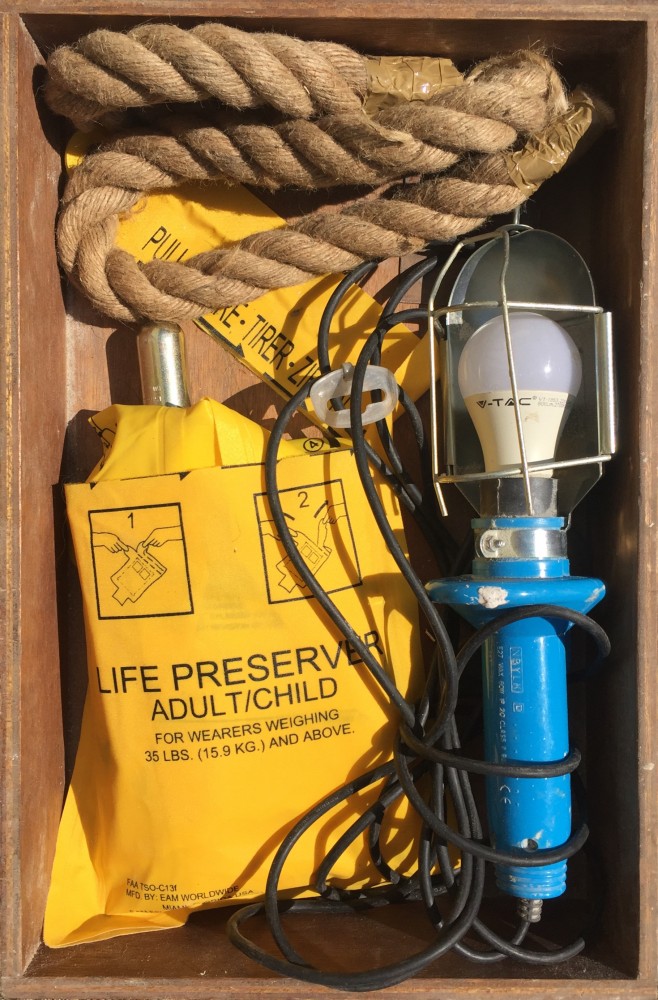 Stock 1 - Tiroir 9 | kit d'exploration/balisage - lampe tempête, corde, gilet de sauvetage avec balise de détresse