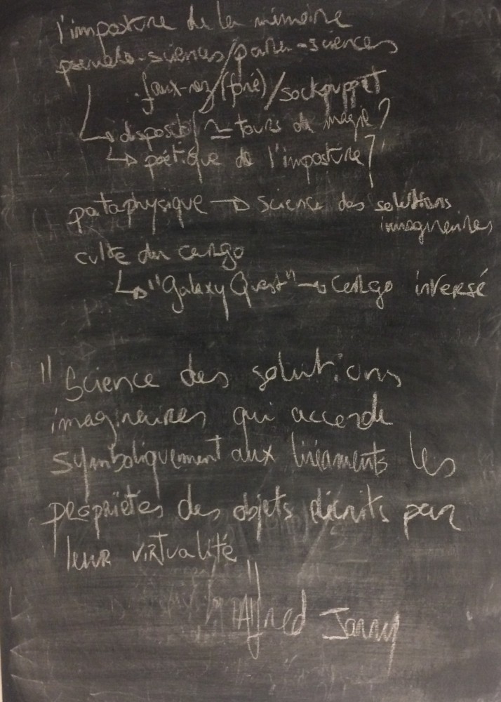 Tableauu 7 | imposture de la mémoire
pseudo-science/para-science -&gt;dispositif = tour de magie ?
poétique de l'imposture
pataphysique -&gt; &quot;science des solutions imaginaires qui accorde symboliquement aux linéaments les propriétés des objets décrits par leur virtualité&quot;, Alfred Jarry
culte du Cargo
&quot;Galaxy Quest&quot; -&gt; culte du Cargo inversé