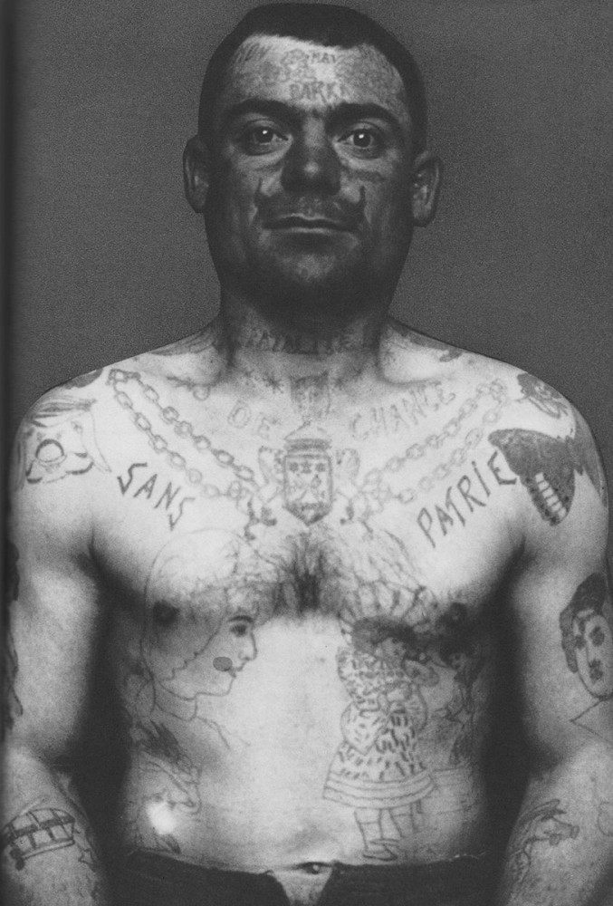SANS PATRIE | Tatouage de bagnard,
coll. Jérôme Pierrat et Eric Guillon,
19ème siècle