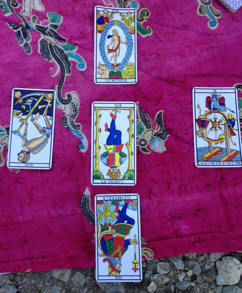 Tarot marseillais | Tirage de tarot marseillais en bordure de rivière