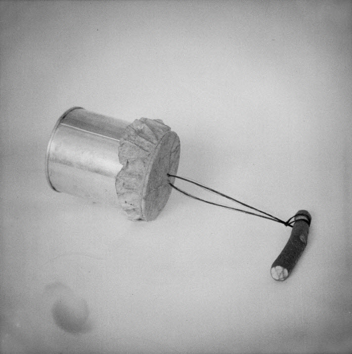 toulouhou | coll. Claudie Marcel-Dubois, fond photographique MUCeM, Toulouhou appartenant à un enfant d'Esquièze, 1956