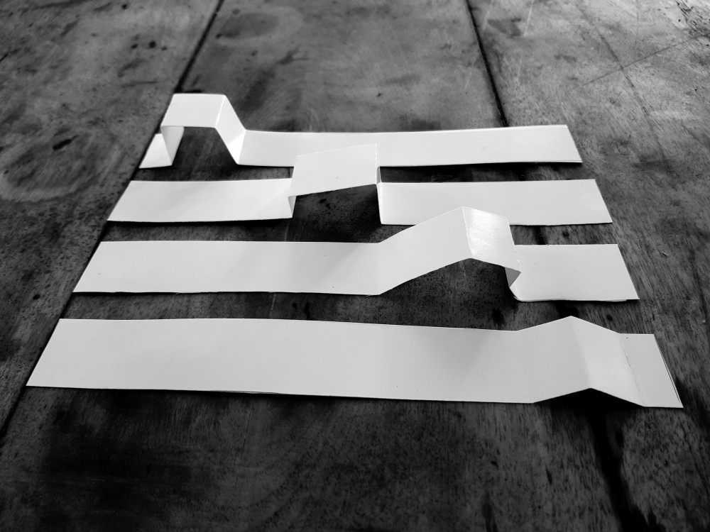 dessus d'une vague idée de la vie [experimentation] avant | la durée est ici symbolisée par la dimension du papier plié.
ici chaque bande de papier est une époque, avec une densité d'instants potentiels.
chaque bande fait la même dimension