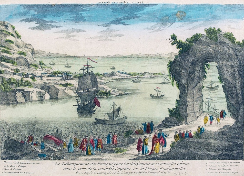 Vue de la Nouvelle Cayenne | Kourou, ou la revanche contre les Anglais
En 1763, les Français perdent la guerre de Sept Ans (1756-1763), une première guerre mondiale puisque les opérations militaires ont lieu non seulement en Europe, mais aussi dans les colonies d’Amérique et en Inde. La France perd une très large partie de son territoire en Amérique du Nord et les comptoirs qu’elle conserve au Canada ne peuvent être fortifiés. Le traité de Paris qui est signé le 10 février 1763 consacre ainsi la victoire de l’Angleterre. En France, certains pensent à l’instar de Voltaire que le Canada ne représente que « quelques arpents de neige ».
En 1763 est donc lancée l’expédition de Kourou, revanche qui se veut magistrale d’une colonie de peuplement, sans esclavage, et comptant autant de colons que New York d’habitants.
Parce que cette expédition se veut une revanche politique, elle fait l’objet de nombreuses gravures et d’un tableau destiné à en montrer le succès (aujourd’hui conservé au musée d’Aquitaine à Bordeaux). Les multiples estampes coloriées produites pour l’occasion présentent un même thème : un débarquement idéal. Elles ont circulé en France à partir de 1763 comme une illustration de la réussite de l’entreprise. Toutes représentent donc des navires mouillés près du littoral, et des colons, hommes et femmes, qui se promènent sur les rives. Les vêtements sont européens, la nature n’a pas la luxuriance caractéristique des pays équatoriaux. Les images sont produites en France, par des artistes à qui il manque une description précise des lieux et du déroulement de ce débarquement.
[...] les vêtements ne sont pas tout à fait ceux que l’on porte aux colonies. Ils sont particulièrement mal adaptés au climat équatorial qui est celui de Cayenne. Ensuite, il n’existe ni rives ni cours d’eau que l’on pourrait représenter ainsi. Près de l’embouchure de l’Amazone, les eaux sont de couleur marron à cause de la forte décomposition végétale ; quant à la rivière Kourou, elle se jette franchement dans l’océan Atlantique. Enfin, en raison de la faible profondeur de l’eau, les navires doivent mouiller au large de Kourou, aux îles du Diable (elles ne deviennent îles du Salut qu’après l’expédition)
Marion GODFROY, « Kourou, le rêve américain de Choiseul », Histoire par l'image [en ligne], consulté le 25 mai 2020. URL : http://histoire-image.org/fr/etudes/kourou-reve-americain-choiseul