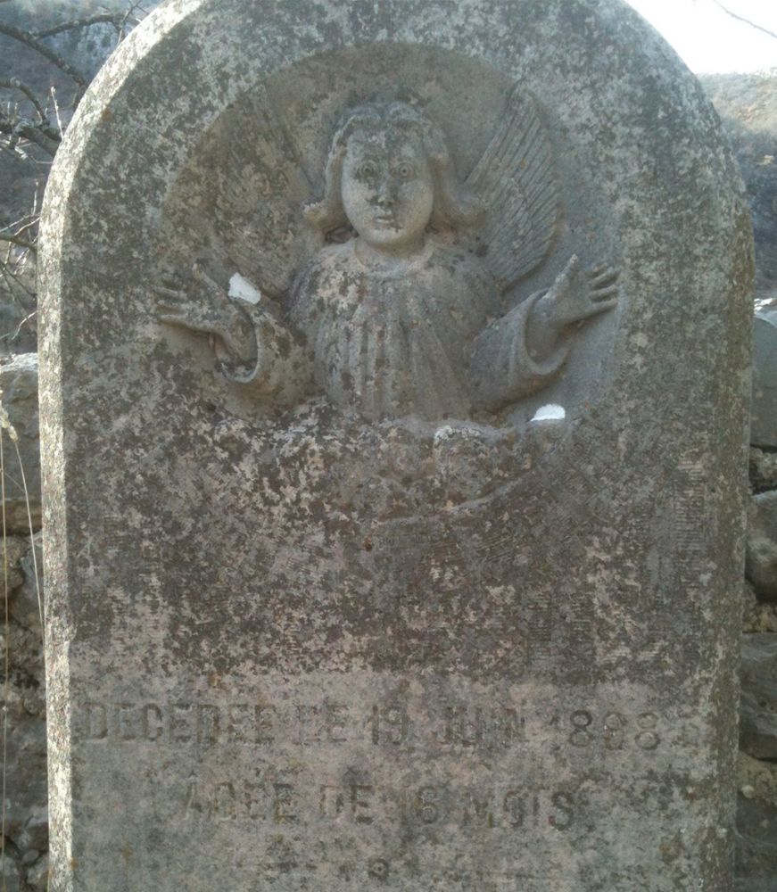 Pierre tombale d’un enfant | Anonyme, Pierre tombale d'un enfant de 6 mois, 120 × 50 × 20 cm, 1898